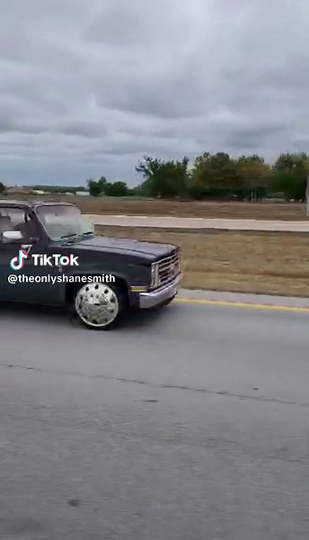 #loweredtrucks #lowereddually #c30 #80s #squarebodychevy #squarebody