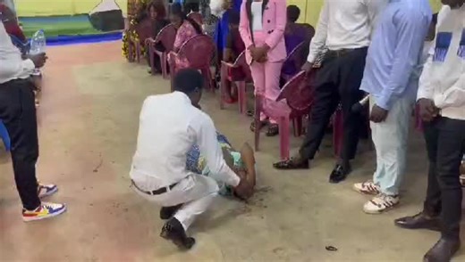 WATCH A PYTHON CAME TO CHURCH AN ATTACK PROPHET DAVID NGALE, DURING DELIVERANCE,BUT THE PYTHON WAS ROSTED BY THE FIRE 🔥 OF THE HOLY GHOST