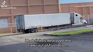 This is not just frustration, this is pure rage. Watch this truck driver destroy his trailer 👀 🎥 hevyweighttrucker | Truck Warrior