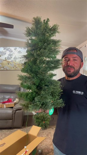 Decorando el árbol mientras Eli prueba todas las bolas 🎄😂 #navidad #christmas #christmasdecor #tiempoenfamilia #parati