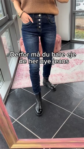By Asbæk | Fashion| Mode| Styling| Shopping on Instagram: "💙 Denim der løfter – både stil og selvtillid Jeans du kan mærke med det samme, at du gider gå i! Bløde, strækbare og med en pasform der omfavner kroppen helt perfekt. Hvorfor vi elsker dem: ✨ Smukke knapdetaljer – skiller sig ud på den lækre måde ✨ Push-effekt & god pasform bagtil ✨ Blød stretch = komfort hele dagen ✨ Denimfarve der passer til ALT ✨ En garderobe-favorit du bruger igen og igen Style dem med strik, skjorte eller blazer – 