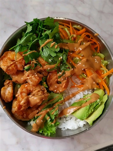 Spring roll in a bowl ❤️ Thai jasmine rice seasoned shrimp lettuce pickled carrots & cucumber cilantro avocado homemade peanut sauce