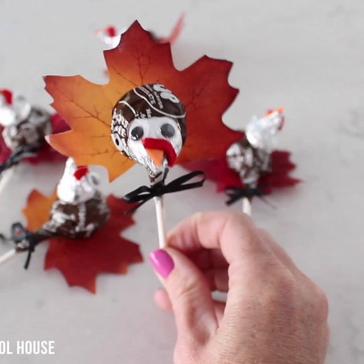 How to turn an ordinary tootsie pop into a turkey for Thanksgiving! ADORABLE at-home craft:) Directions: https://www.smartschoolhouse.com/diy-crafts/tootsie-pop-turkeys | Smart School House