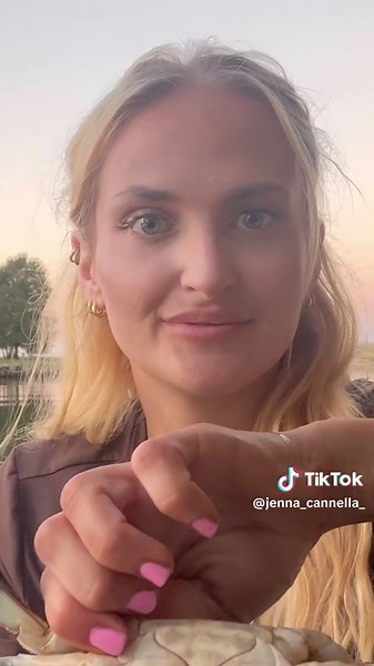 The difference between a male and female crab caught right in my backyard! #louisiana #fishing #crabs #seafood #girlswhofish