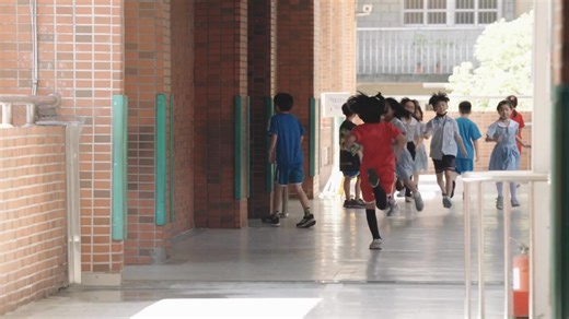 歷經十年淬鍊 #LIS影響力故事影片 公開釋出啦 🎥✨ 邀請你一同觀賞，與 LIS 一起見證推廣科學教育之路的故事 👇 ┄┄⟢┄┄⟢┄┄⟢┄┄⟢┄┄⟢┄┄⟢┄┄⟢ ​ 過去十年，LIS 持續與政府、企業及教育現場的老師合作，致力解決推廣科學教育面臨的挑戰。我們從教學現場的需求出發，聆聽老師與學生的聲音，至今已與第一線老師攜手設計超過 300 個創新教材單元，讓科學學習從國小銜接到國中，並有超過 2000 位教師參與 LIS 研習，每年影響超過 30 萬名學生。 ​ 而讓這些教材發揮真正影響力的靈魂人物，#正是教育現場的老師——作為最關鍵的引路人，帶給孩子的不只是知識，而是啟發孩子思考、培養解決問題的能力，讓他們在科技快速變遷的時代中，擁有與不斷進化的世界相處的科學思維。 ​ 透過呈現這些故事，希望讓大家看見 LIS 與老師並肩同行的努力——陪伴孩子在自然教室裡學會思考、敢於發問、勇於解決問題，這也正是 108 課綱所強調的 #探究與實作 精神。 ​ 未來，LIS 將持續與各地的教師攜手合作。「期許讓每一個孩子像科學家一樣思考，成為未來世界永續解方的創新者」，是我們持續努力的遠景，也