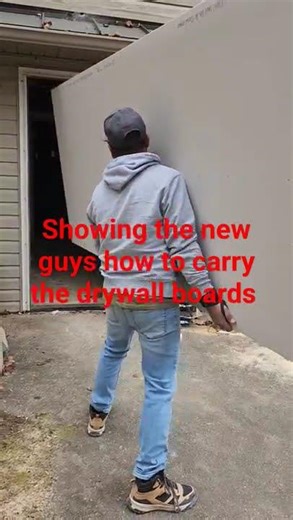 how carrying drywall properly #construction #drywaller#drywall #diy