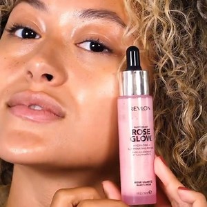 A new decade = a blank slate! 🗒 Get back to basics with #PhotoReady Rose Glow Hydrating & Illuminating Primer ✨ “But why?” you ask. Well, our ultra-light water-based hydration primer has moisturizing oil beads ⚪️ and botanical extracts 🌹 to help keep skin feeling moisturized for up to 🏪 hours. Video by Influenster | Revlon