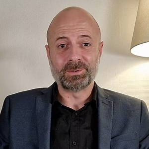 Grégoire fait le buzz sur Instagram en lisant, avec sérieux, les textes des rappeurs français ! 📖 | Neo