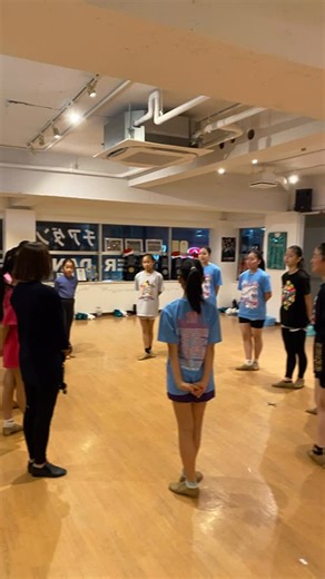 WING DANCE PROMOTION Cheer Performance School on Instagram: "(CPS) 💎１日体験会💎 GLANZもラダー、バレエ、ストレッチ、筋トレ…そしてPOMルーティーンと １時間という短い時間でひと通りのレッスンを体験してもらいました😊 Shinyより内容はレベルアップしていて充実感あり❗️ みんな元気に体を動かしていました👏👏👏 次回の体験会は年明けに開催予定❗️ 参加お待ちしています🫶 💎大会Youth GLANZ Shiny💎 (小１〜小４) 💎大会Junior GLANZ💎 (小５〜中3) 《お問い合わせ先》 →wingdancepromotion1995.cps@gmail.com ........... #チアダンス #チア #ダンス #キッズ #ジュニア #新宿区 #中野区 #豊島区 #落合 #目白 #落合南長崎 #小学生 #中学生 #園児 #ポンポン #教室 #ダンススクール #体験レッスン #無料体験 #ソング #ソングリーディング #新規メンバー募集中 #メンバー募集中 #チアパフォーマンス