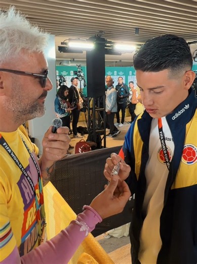 😂🇨🇴 ¡”Qué buena gafa, pa”! El capi James sabe que cuando hay estilo, eso se ve. #HoyRespiroMundial #WinEsMundial #LaSuplente