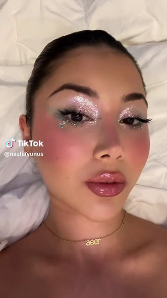 Fairy Makeup Ideas for Shimmery Eyes and Glitter Look