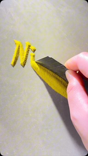 1.3M views · 70 reactions | Qiaobiangugu is known for her delicate technique of using powder and a card to form temporary words, crafting fleeting messages with precision. Drawing inspiration from traditional Chinese calligraphy, her movements emphasize the impermanence and elegance of each expressive stroke. Artist: qiaobiangugu on TikTok #art #calligraphy #writing | Artists Universum | Facebook