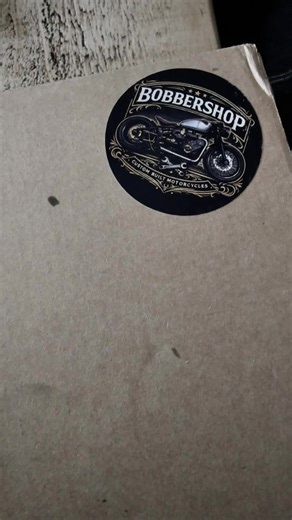 Customer content like this never gets old 👌 Full unboxing install from one of my customers — showing exactly what you get with every order. 📦 Secure packaging (arrives anywhere in the world in one piece) 🛠️ QR code instructions included 🔥 Laser-etched pod filters 🧱 Carbon fibre reinforced cover (PETG-CF) 🔩 Stainless steel hardware No guesswork. No cheap parts. Just a clean, proper airbox delete setup. His Bobber build is looking seriously good 🤝 🌍 Worldwide shipping available 🔗 bobbersh