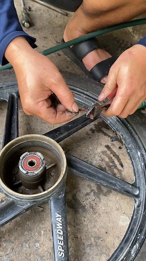 915K views · 6.6K reactions | Chia sẻ cho anh em cách làm tại nhà khi vòng bi bị lỏng lưng đơn giản tại nhà # # #suaxelinh #suaxelinh #xuhuongfacebook #xuhuongfacebook #suaxemay #vairal #Sửa #facebook #xuhuong #suaxelinh #suaxelinh | Sửa Xe Linh | Facebook