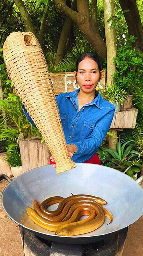 Steamed River Eel Recipe | Jungle Cooking