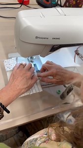 Kissing corners made EASY! 💋 Perfect points every time 👌 Video by TheQuiltParlor ❤️👏 #QuiltingTips #KissingCorners #QuiltTok #SewingMadeSimple #thequiltparlor | Quilt Patterns PDF