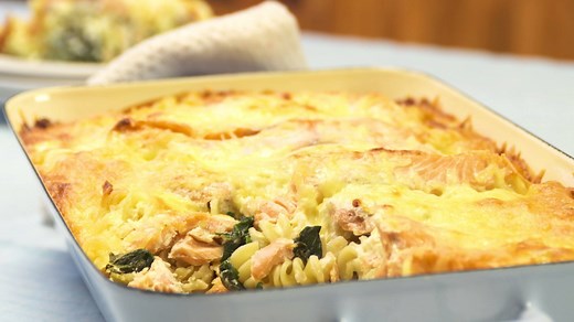 Wir kombinieren Spinat mit frischem Lachs, lustigen Spiralnudeln, einer hellen Zitronen-Creme und Käse: Nudelauflauf mit Spinat und Lachs https://www.chefkoch.de/video/artikel/5853,0/Chefkoch/Nudelauflauf-mit-Spinat-und-Lachs.html?aid=0c7d2b0b | Chefkoch