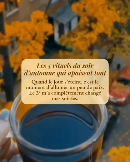 🕯️ Les 5 rituels du soir d’automne qui apaisent tout 1. Allumer une lumière douce au lieu d’éclairer tout. Une lampe ambrée, une bougie, un reflet sur le mur. Quand la lumière devient calme, ton esprit suit. 2. Faire chauffer une tisane sans rien faire d’autre. Ne pas scroller, ne pas répondre. Juste regarder la vapeur danser au-dessus de la tasse. 3. Éteindre la télé et mettre une musique lente. Du piano, un fond de pluie, un feu qui crépite. Tu verras comme le silence devient un luxe. 4. Écri