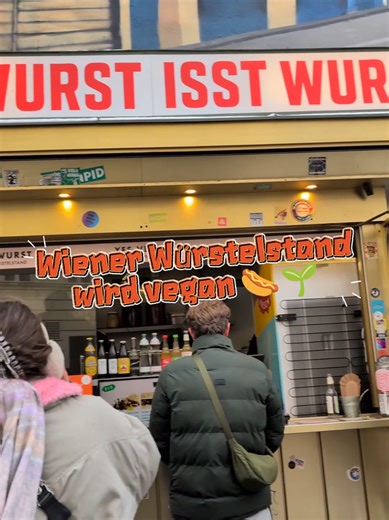 Wiener Würstelstand wird vegan 😱🌱 Anzeige | Einladung Der Wiener Würstelstand ist für den Veganuary bis 31.01. komplett vegan 🌱, also unbedingt die veganen Optionen probieren! Es gibt zwei Standorte im 8. und 9. Bezirk und wir haben dort zufällig Leute getroffen, die meine Freundin kannte 😄. Ergebnis: 4 Personen, 4 Meinungen - und wir fanden es alle richtig gut 🤍 Wir hatten: 🌭🍟 • Currywurst – 8,90 € • Uppsala Dog – 9,90 € • Kimchi Dog – 8,40 € • Dirty Rohscheiben – 6,90 € • Kukuruzzi Frit