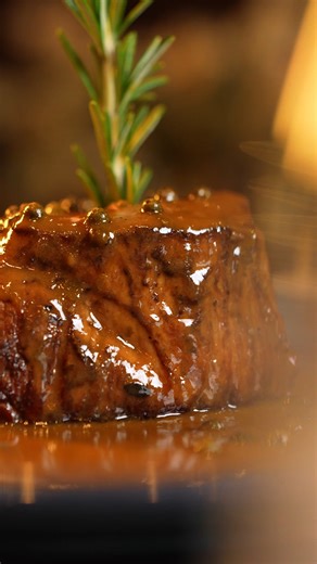 Une table bien dressée, des plats qui rassemblent, et le plaisir simple d’un bon dîner. #golfbouskoura #restaurantbouskoura #latabledelabavaroise | La Table de la Bavaroise