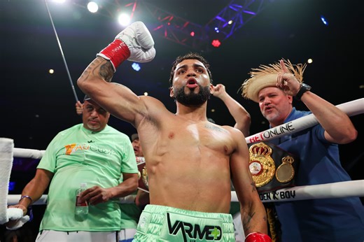 Video: Oscar Collazo retains title as Jesus Haro retires on stool - FIGHTMAG