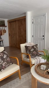 As you all know, throw pillows are my fav 😍🍁! Using throw pillows is a simple and effective way to transition your space into the cozy, warm aesthetic of the season. Here are some tips: 1. Choose Fall Colors: • Earthy Tones: Opt for warm colors like burnt orange, deep red, mustard yellow, olive green, and rich browns. 2. Textures Matter: • Cozy Fabrics: Use fabrics like velvet, wool, or chunky knits to add warmth and comfort. 3. Patterns and Prints: • Seasonal Prints: Look for pillows with fal