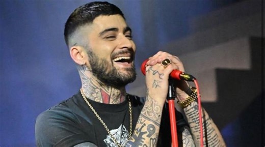 Zayn Malik's killer smile before stepping on stage drives fans wild