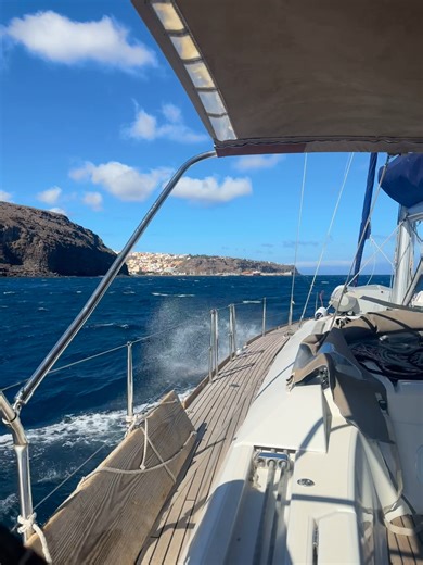 Auch wenn nur unter Motor – Hauptsache mit dem Segelboot unterwegs ⛵️💨 #SegelbootLeben #SailingLife #yachting #yachtcharter #charter | yachting.com
