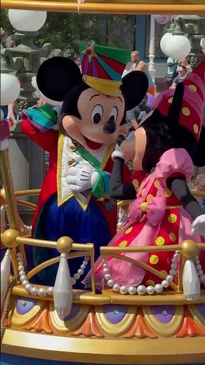 Mickey & Minnie’s Kiss at the Festival of Fantasy Parade #disneyworld #mickeymouse #minniemouse