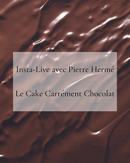Pierre Hermé vous invite à réaliser une recette inédite et 100% chocolat : le Cake Carrément Chocolat 😋 Retrouvez ci-dessous l’intégralité de la recette : Recette pour environ 2 cakes 14 x 8 cm sur 8 cm de hauteur, soit 6 à 8 parts chacun Eclats de chocolat extra amer à la fleur de sel 200g de chocolat Araguani (72% de cacao, Valrhona) 4g de fleur de sel Écrasez la fleur de sel à l’aide d’un rouleau à pâtisserie. Tempérez le chocolat et ajoutez la fleur de sel tamisée. Sur une feuille de papier