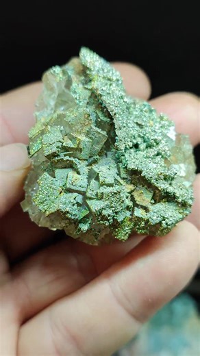 Fluorite et pyrite irisée - mina Villabona, Asturies, Espagne. Réf. 9615 Prix 30€ | La Malle du Collectionneur Minéraux