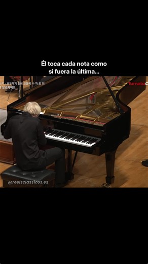 🎶🥹 Tchaikovsky – Pas de Deux, de El Cascanueces (Op. 71) Alexander Malofeev – piano 🎹 • En el estreno, casi nadie salió encantado. En diciembre de 1892, en el Teatro Mariinski, el público y la crítica de San Petersburgo torcieron la nariz ante el espectáculo y trataron el ballet como el lado menor de una noche que compartía con una ópera. Pasaron años hasta que el público entendió lo que tenía entre manos. Hoy es el ballet más representado del planeta, presencia fija en casi todo diciembre de