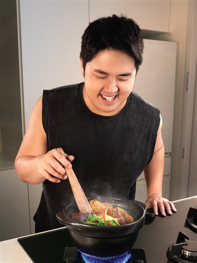 Behind every dish I cook, is a legacy shaped by hands that worked long before recipes were ever written down. Growing up with my grandmother’s Claypot Yong Tau Foo, I discovered the significance of heritage food made at dawn — crafted with heart, patience, and intuition in shaping culture and memories ❤️ Today, I carry that same love and care into my kitchen. Through every step, cooking helps me keep that familiar warmth alive — drawn from the flavors of my upbringing.🍲 🔗 Head to @cityenergysg