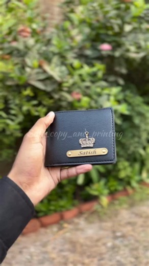 Bhavnagar Customise Gift 🎁 on Instagram: "Royal vibes with a personal name 👑🖤 Carry elegance in your pocket – perfect wallet for daily use & gifting. Order Now… All Over india Delivery Available 🇮🇳 Any Other Inquiries, Please DM Us… @soft_copy_and_printing Whatsapp :- +91 814171 8787 #personalisedwallet #customnamewallet #mensstyle #giftideas #bhavnagarcustomisegifts"