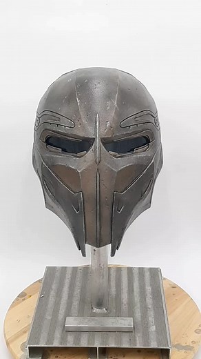 #predatorbadlands Le casque de Dek enfin fini ! 😁 Dispo sur demande en kit ou fini ;) Original file by @vek3d Tiré en @smoothon onyx et fibre de verre Peint avec @tda_maker_supply Duralumen Moulage tirage et peinture par moi ! #propmaker #propmaking #costumemaking #costumemaker #sculpture #sculpt #moldmaking #paintingprocess #painting #prey #predator #yautja #predator2 @dannytrs | Virateck Workshop