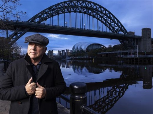 √ Mark Knopfler, esce "One deep river"