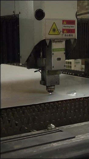 Wie ein Laser Edelstahl für DREVOS-Räuchereien schneidet | Unsere Produktion #drevos #rauschen