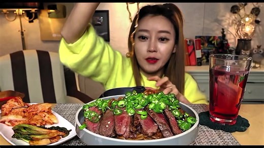 Dorothy's ASMR Mukbang Experience