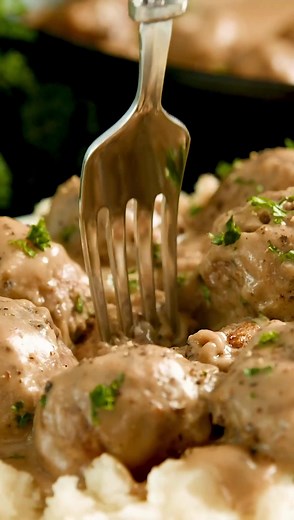 421K views · 3K reactions | The Best Swedish Meatballs and Gravy are made with a combination of ground pork and beef and spiced to perfection for a flavorful meatball — all with a rich and flavorful gravy to go with it! ✅Recipe: https://thestayathomechef.com/the-best-swedish-meatballs-and-gravy/ | The Stay At Home Chef | Facebook