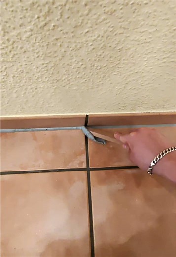 Deine Sockelleiste sehen so aus? Kaputte Sockelleisten-Silikonfugen sind keine kleine Kleinigkeit. → sieht schlecht aus → lässt Wasser hinter die Leiste laufen → kann richtig teuer werden Früh reparieren spart Nerven und Geld 🙌 #silikon #zuhause #innenausbau #renovieren #fliesen