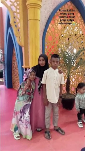 ayah knp kau pergi secepat itu, anakmu masih butuh perhatian seorang ayah, jadi sayangi orangtua ya