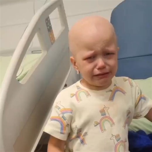 Cítim sa bezmocná, mám pocit, že som zlyhala ako matka, ale musím bojovať za Annu. 💔 Volám sa Angela a píšem to so slzami v očiach, ale hanba už nehrá žiadnu úlohu, pokiaľ ide o život mojej dcéry. Meno môjho anjela, ktorého vidíte na fotografii, je Anna a je to to najlepšie, čo ma kedy v živote stretlo! Má len 4 roky a bojuje s extrémne agresívnym sarkómom mäkkých tkanív známym ako alveolárny rabdomyosarkóm, štádium 4.😪 Vidieť, ako moja dcéra podstupuje takú agresívnu a náročnú liečbu, mi zlom