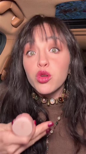 This is literally the future of make up, especially for people who don’t want to use 1 million products 🙌🙌 #kajabeauty #easyeyeshadow #eyeshadowtutorial #beautybento