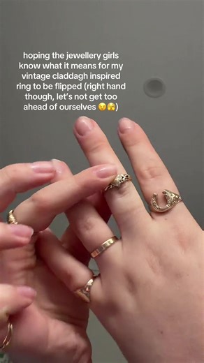 aussie heat has my fingers swollen but had to post this 🫣👩‍❤️‍💋‍👨 #claddaghring #vintagejewellery #solidgold #melbournejewellery #vintagering