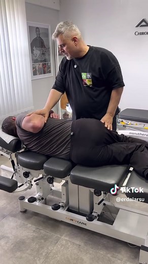 Chiropraktik: Patient geht nach Behandlung ohne Krücken