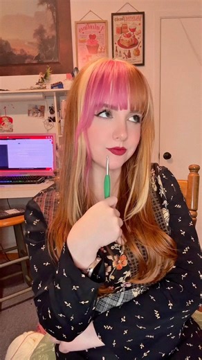 attempting intarsia crochet as a beginner!! 🩷🍎 #intarsiacrochet #beginnercrochet #valentinesday