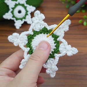 468K views · 5.3K reactions | Mery Christmas ☆☆ Sweet Snowflake ❄️ Crochet snowflake I crochet christmas ornaments #crochet #knitting | Aslı ile El Sanatları | Facebook