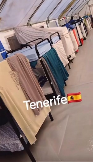 Le centre de migrants de Tenerife est un lieu d’accueil où les personnes arrivées par la mer reçoivent protection, soins et première assistance. À leur arrivée, elles sont enregistrées, examinées par des équipes médicales et orientées vers des espaces de repos. C’est un point de transit essentiel, géré par les autorités et les ONG, qui offre sécurité et soutien aux hommes, femmes et enfants après un voyage très éprouvant. | BOZA INFO