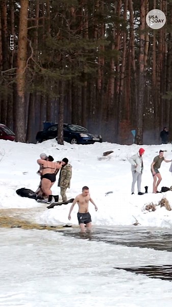 Cold weather swimmers take dip in Lake Michigan 'pancake ice'