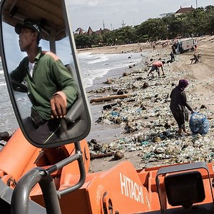 1.6M views · 1.8K shares | [VIDEO] Di Bali, sepertiga wilayah pantainya mengalami abrasi, termasuk pantai yang ada di Kecamatan Kuta. Pasir ditimbun dan tanggul dibangun untuk mengatasi abrasi, namun para ahli mengatakan ini hanya solusi sementara. | BBC News Indonesia | Facebook